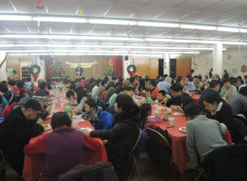 紐約曼哈頓華埠顯圣容天主教堂舉行年度“圣誕新年聯(lián)歡會”,。(美國《世界日報》/尹英姿