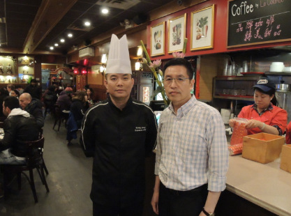 梁繼堅(jiān)(左)與湯鑫墀決心在新年里讓華埠游客對(duì)粵菜有全新認(rèn)識(shí)。(美國(guó)《世界日?qǐng)?bào)》/高夢(mèng)梓