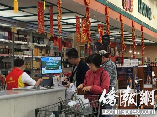 大獎面前,,民眾們都已按捺不住躍躍欲試的心情,。(美國《僑報》/聶達