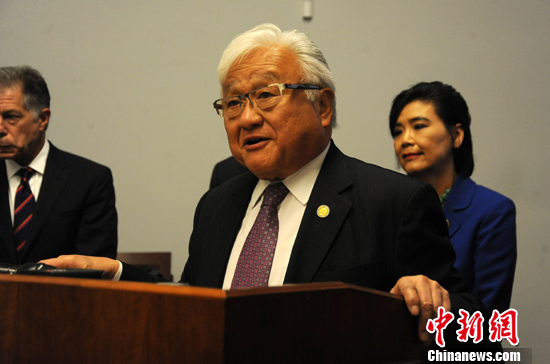 資料圖:華裔在美被冤陷“中國間諜門”,,議員吁調(diào)查是否涉種族因素。圖為美國眾議員本田(圖中)等議員出席記者會,,宣布這一消息,。