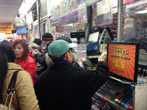 眾多華人購買勁球彩券,,法拉盛代售商卻偷換彩票賴賬。(美國《世界僑報》/記者俞姝含