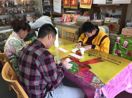 民眾認真填寫幸運號碼,,希望勁球大獎花落自家,。但代海外親友買彩券,要小心潛在的法律糾紛,。(美國《世界日報》/高梓原