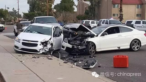 圖為車禍?zhǔn)鹿尸F(xiàn)場(chǎng),,江玥所駕駛白色車輛在連續(xù)撞擊下車頭損毀嚴(yán)重,。