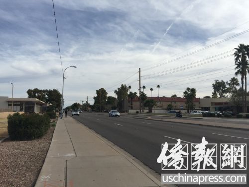 中國留學生被追尾及槍殺事故發(fā)生路口,地點約為圖片正中央銀色車輛所在位置。(美國《僑報》/李幟一