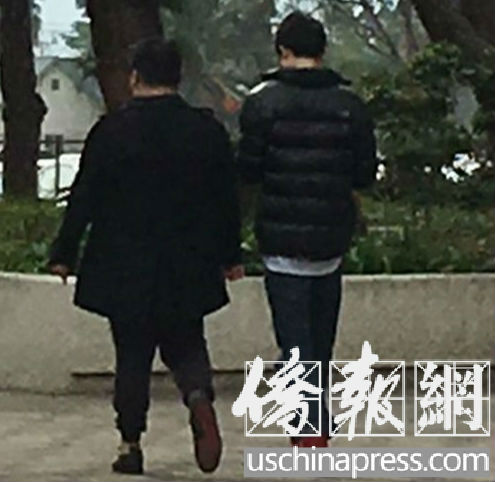 陸正(右)在同學(xué)的陪同下走出波莫納法院大樓,。(美國(guó)《僑報(bào)》/高睿