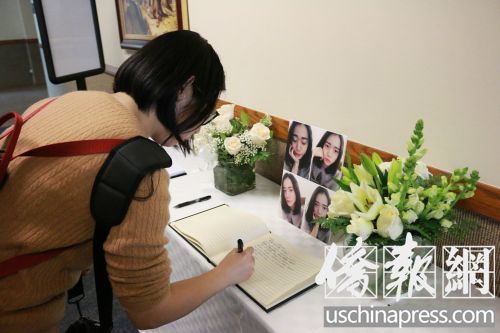 在亞利桑那州立大學(xué)舉行的公開追悼會現(xiàn)場,,一個女孩在簽到本上寫下想對江玥說的話,。(僑報記者李幟一攝)