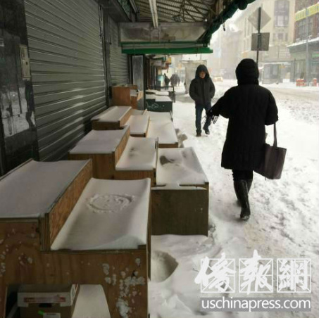 華埠在超級(jí)風(fēng)雪下,,瓜菜檔收攤。(美國(guó)《僑報(bào)》/葉永康