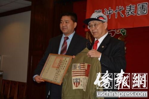 陳燦培(右)向云南騰沖滇西抗戰(zhàn)紀念館捐贈收藏品。(美國《僑報》/夏嘉