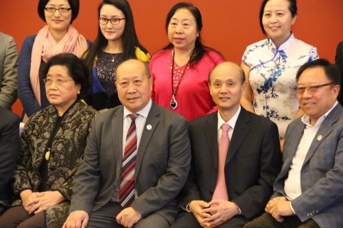 下排左二為北加州江蘇商會(huì)會(huì)長兼南京同鄉(xiāng)會(huì)顧問吳有義,,下排左三為駐舊金山總領(lǐng)事羅林泉,。(美國《僑報(bào)》/任子晟