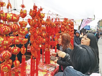 民眾挑選新年掛飾,。(美國(guó)《世界日?qǐng)?bào)》/王湛
