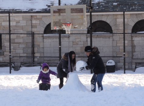 華裔家庭在公園中堆雪人,,不亦可乎。(美國(guó)《世界日?qǐng)?bào)》/尹英姿