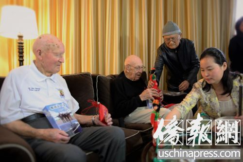 僑界作家廖兆暄與陳光在贈(zèng)送兩位抗戰(zhàn)老兵禮物,。左起:撒切爾,、科爾、廖兆暄與陳光,。(美國(guó)《僑報(bào)》/邱晨