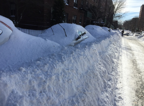 大暴雪把諸多停在室外的車輛沒頭掩埋。(美國《世界日報》/洪群超