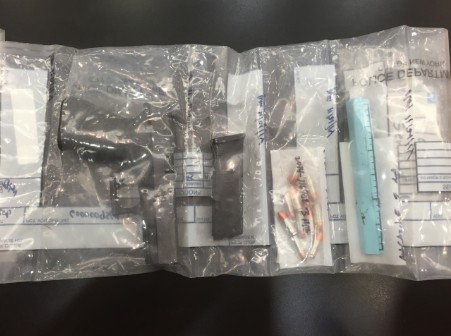 梁彼得走火時所用配槍、槍匣和子彈作為證據(jù)呈堂,。(美國《世界日報》/洪群超