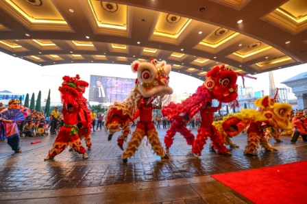 舞獅舞龍是賭城式的歡慶中國新年必備場景,。(凱撒宮賭場提供)