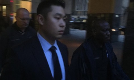梁彼得在大批巡警工會(huì)成員陪同下進(jìn)出法庭,。(美國(guó)《世界日?qǐng)?bào)》/洪群超