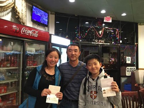 赴美中國游客母子5日丟護(hù)照險些耽誤回家過年,,沒想到遇到南加州好心導(dǎo)游撿到護(hù)照,。圖為劉女士7日從林導(dǎo)游那里取回丟失的護(hù)照。(美國《世界日報》