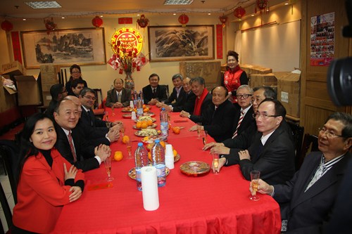 勒甘一行在法國(guó)華裔互助會(huì)與鄭輝會(huì)長(zhǎng)等會(huì)長(zhǎng)團(tuán)成員一起座談,。(圖片來源:歐洲時(shí)報(bào)