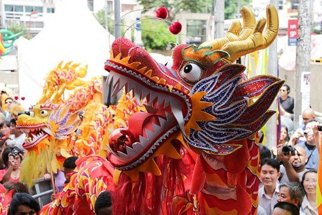 圖為中國(guó)傳統(tǒng)的舞龍表演。(巴西《圣保羅頁報(bào)》)