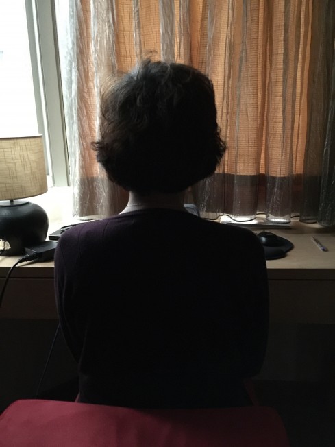 黃阿姨從事月嫂一行十余年,,沒想到日前卻無故遭雇主半夜掃地出門,,讓她流淚自嘆“不如一條狗”。(美國《世界日報》/林奕均