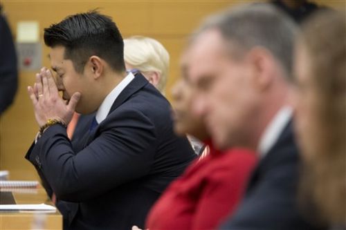 梁彼得聽到裁決宣布之后,,當庭掩面痛哭。(美聯(lián)社圖片)
