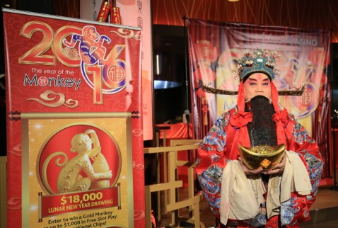 賭場春節(jié)慶?;顒佑伞柏斏駹敗弊?zhèn),,不少人爭相合影。(美國《世界日報》/羅曉媛