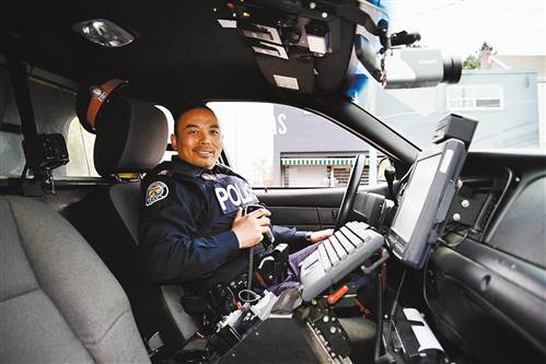 胡一在警車內(nèi),。(受訪者供圖)