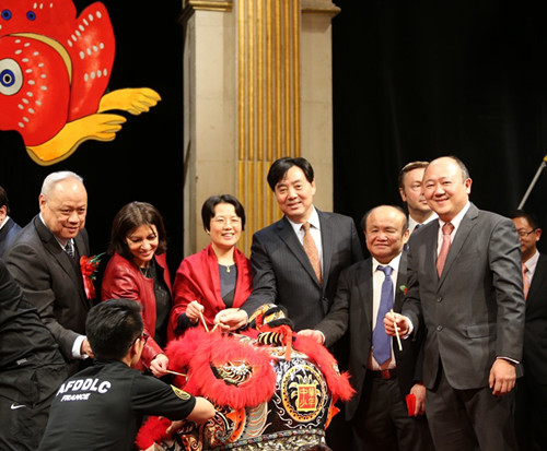 圖為中國駐法大使翟雋夫婦,、伊達(dá)爾戈市長、鄭輝會長,、陳克光總經(jīng)理,、陳文雄議員為彩獅點(diǎn)睛。(《歐洲時報》/黃冠杰
