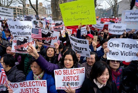 抗議者2月20日在布魯克林集會(huì),,支持紐約市前警察梁彼得。(美聯(lián)社圖)
