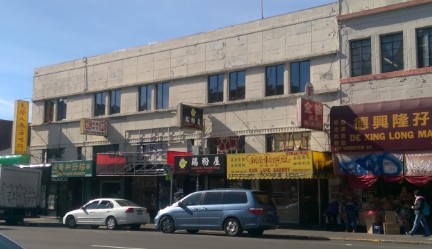 奧克蘭市府與華埠業(yè)主合作聯(lián)手反擊涂鴉實(shí)驗(yàn)計(jì)劃初見成效,,已有14幢建筑清理完畢。(奧克蘭市議員杰恩辦公室提供)