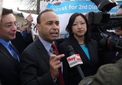 盡管另外一位西語裔參選人支持者鬧場,聯(lián)邦眾議員古提耶雷茲(左二)不改初衷,,力挺華裔參選人馬靜儀(左三),。(周麓波提供)