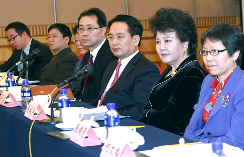 2月初,,中國國務(wù)院僑辦主任裘援平、副主任譚天星出席在北京舉行的海外“華助中心”2016年度工作會議。(資料圖)