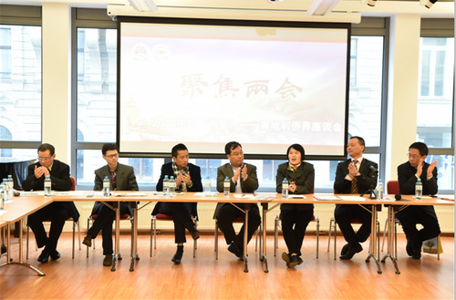奧地利僑界5日下午在維也納《歐洲時(shí)報(bào)》文化中心召開中國(guó)“兩會(huì)”座談會(huì),。(法國(guó)《歐洲時(shí)報(bào)》/張明智