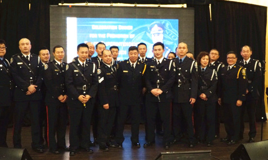 圖為源植勉和一群亞裔警官高歌一曲“真的漢子”,,贏得全場熱烈的掌聲,。