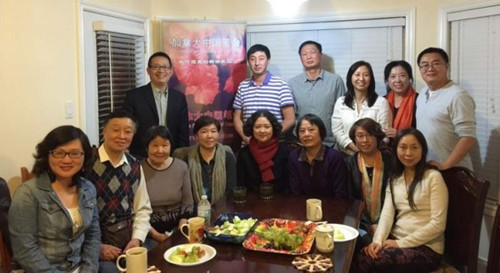 加中筆會部分會員與中國作協(xié)創(chuàng)研部主任,、著名文學(xué)評論家何向陽(前排右4)合影。后排左1為加中筆會會長孫博,,前排右3為副會長蔡遠(yuǎn)智,。(加拿大《世界日報(bào)》)