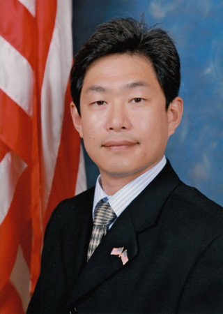 核桃市議員秦振國呼吁華裔選民現(xiàn)在就抓緊通訊投票,。(美國《僑報》)
