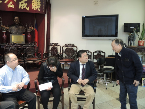 呂堅(jiān)強(qiáng)(左一),、顧雅明(右二),、趙文笙(右一)呼吁民眾捐款,助秦女士渡過(guò)難關(guān),。(美國(guó)《世界日?qǐng)?bào)》/高夢(mèng)梓