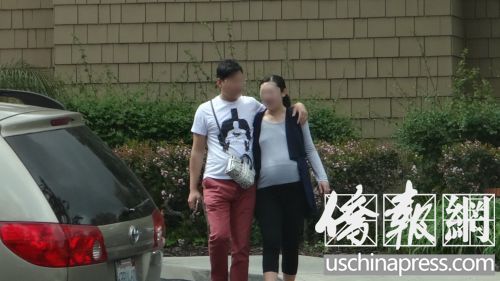 一個(gè)孕婦在老公的陪伴下走出“孕婦村”上街購物。(美國《僑報(bào)》/高睿