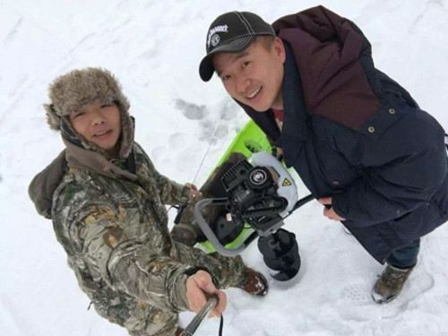 明州釣友享受戶外冰釣樂趣,也號召更多同好加入,,圖為釣友們正在鉆冰洞,。(美國《世界日報》)