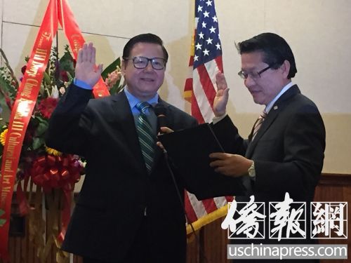 伍國慶為廖欽和主持宣誓儀式,。(美國《僑報(bào)》/高睿