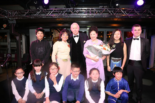 周勤齡(后右三)與她的學(xué)生們演出受到赫仁娜(后左二)及嘉賓贊賞,。(《歐洲時(shí)報(bào)》/孔帆