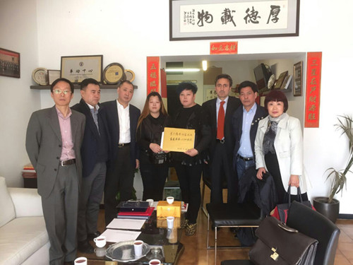 蔣德勝家屬接過“華助中心”華僑們的捐款時,,感動非常,。(圖片來源:米蘭華助中心)