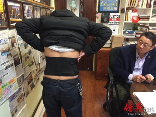 由于車禍舊傷難愈,,鄭先生(左)做工困難,,家境窘迫,。(美國《僑報》/高詩云
