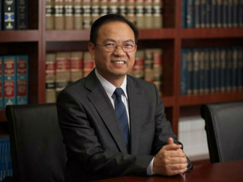 律師鄧洪結(jié)合案例對留學(xué)生進(jìn)行說法,。(美國《僑報(bào)》)