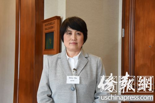 陳霞芬女士接受采訪介紹自己的經(jīng)歷,。(美國《僑報》/聶達(dá)