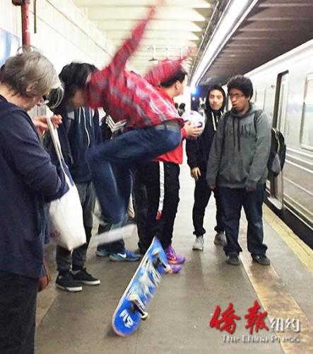 在格蘭街地鐵站玩滑板車的青少年。(美國《僑報》)