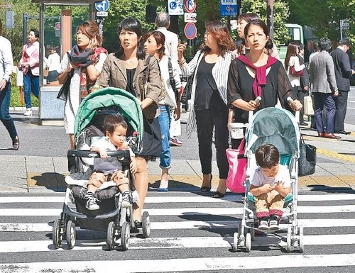 內(nèi)地不少夫婦會在海外找尋代孕產(chǎn)子。