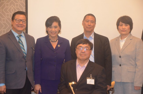 清華大學(xué)南加校友會(huì),、北京大學(xué)南加州校友會(huì),,及百人會(huì)等單位20日替被誣告的水文專家陳霞芬(后排右一)籌款,并舉辦法律教育講座,邀請(qǐng)律師孫自華演講(后排右二),,聯(lián)邦眾議員趙美心(后排左二)也應(yīng)邀與會(huì)發(fā)言。出席者包括百人會(huì)代表胡澤群(前)及圣蓋博市長(zhǎng)廖欽和(后排左一),。(美國(guó)《世界日?qǐng)?bào)》/王善言