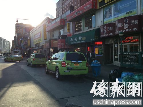 停留在羅斯福大道上的綠色出租車(chē)正等候客人的到來(lái)。(美國(guó)《僑報(bào)》/王伊琳