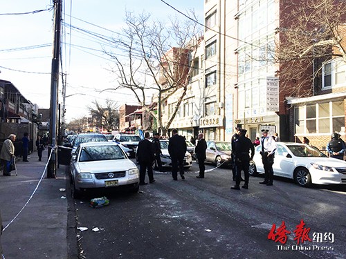 八旬華裔老人在八大道被撞受傷后,,多部警車及多名警員趕到車禍現(xiàn)場(chǎng)展開調(diào)查,。(美國《僑報(bào)》/高詩云